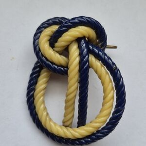Vintage plastic rope twist pin back brooch